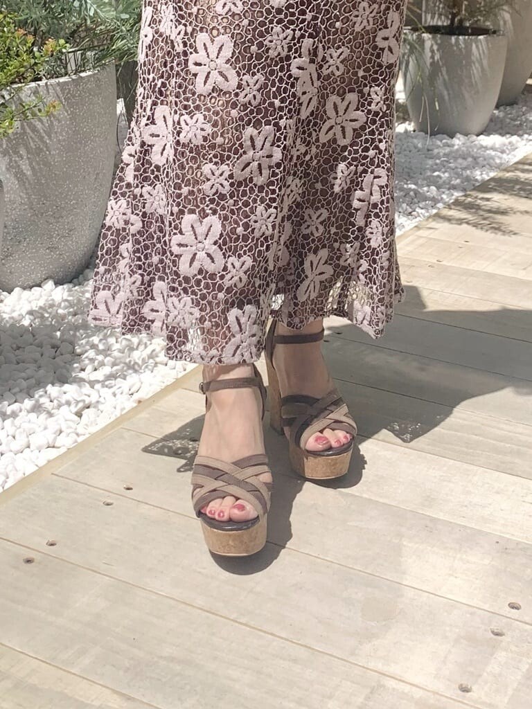 ブラウン系のスカート、ブラウン系のサンダル、ブラウン系のショルダーバッグを着用したレディースの春コーディネートの6枚目の写真