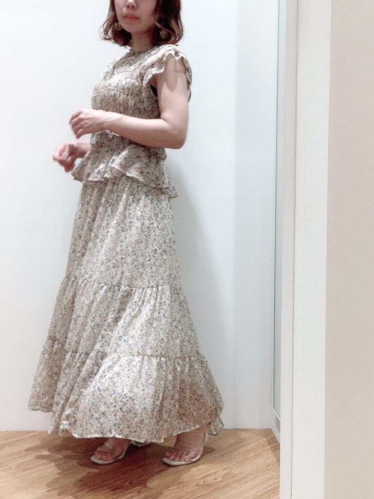 その他のシャツ/ブラウス、その他のサンダル、その他のスカートを着用したレディースの夏コーディネートの2枚目の写真