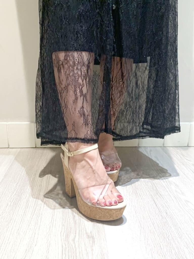 その他のサンダル、ブラック系のワンピース、ベージュ系のショルダーバッグを着用したレディースの夏コーディネートの7枚目の写真