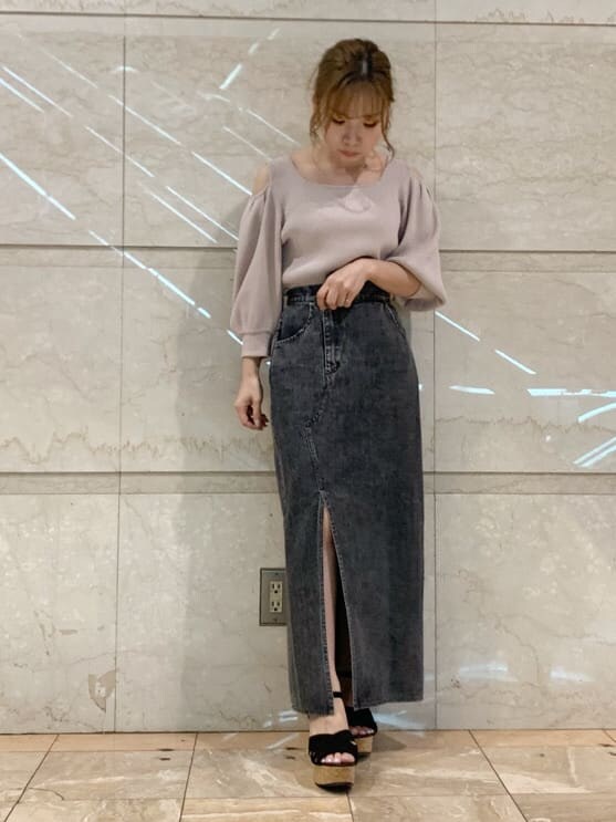 パープル系のニット/セーター、ブラック系のサンダル、ブラック系のスカートを着用したレディースの春コーディネートの4枚目の写真