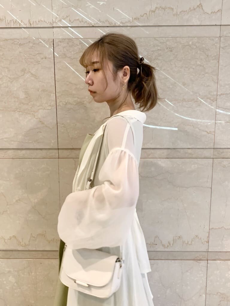 グリーン系のワンピース、ブラウン系のサンダル、ホワイト系のシャツ/ブラウスを着用したレディースの春コーディネートの9枚目の写真