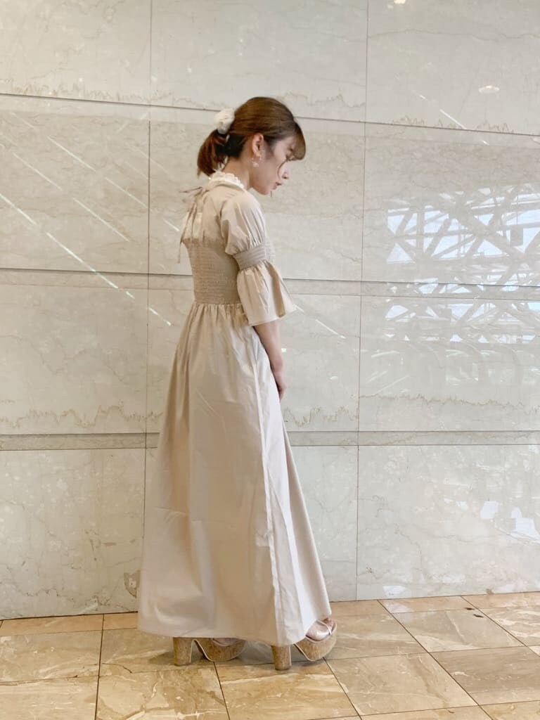 ベージュ系のワンピース、ホワイト系のシャツ/ブラウス、その他のサンダルを着用したレディースの夏コーディネートの3枚目の写真