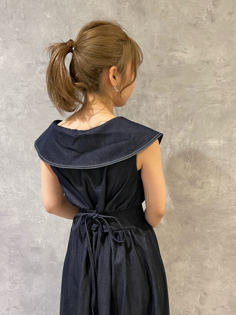 ホワイト系のハンドバッグ、ホワイト系のサンダル、ブルー系のワンピースを着用したレディースの夏コーディネートの7枚目の写真