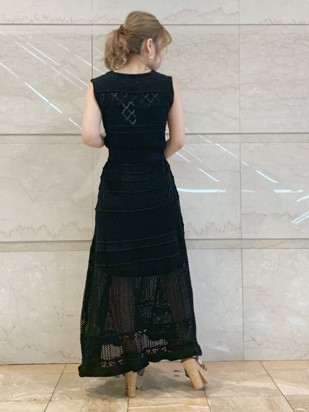 ベージュ系のテーラードジャケット、ブラック系のワンピース、ブラウン系のサンダルを着用したレディースの春コーディネートの4枚目の写真