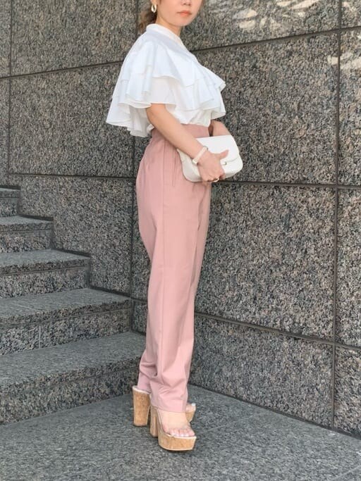 ホワイト系のショルダーバッグ、ピンク系のその他パンツ、ホワイト系のシャツ/ブラウスを着用したレディースの春コーディネートの2枚目の写真