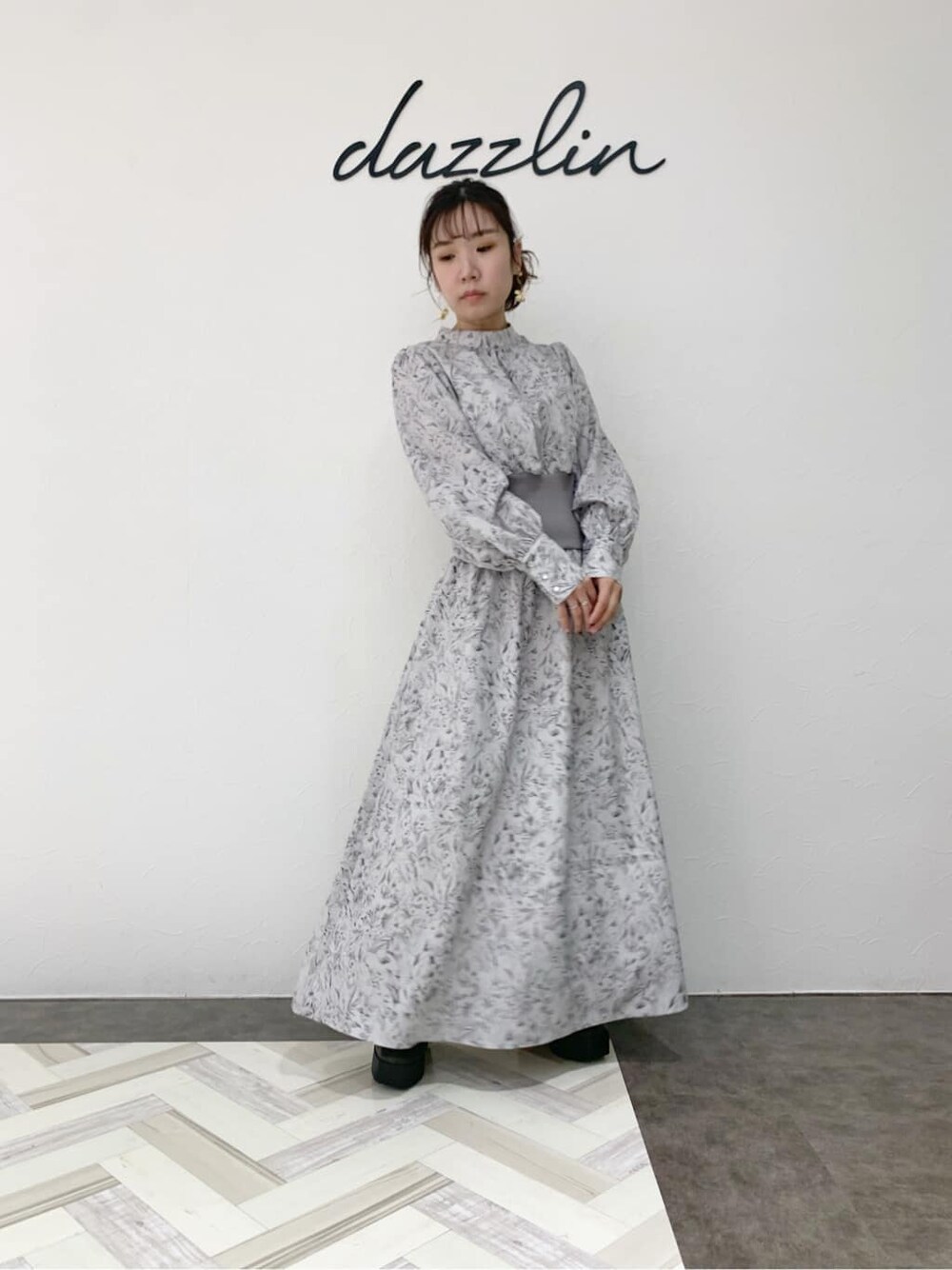 グレー系のブーツ、ブルー系のチェスターコート、グレー系のワンピースを着用したレディースの冬コーディネートの5枚目の写真