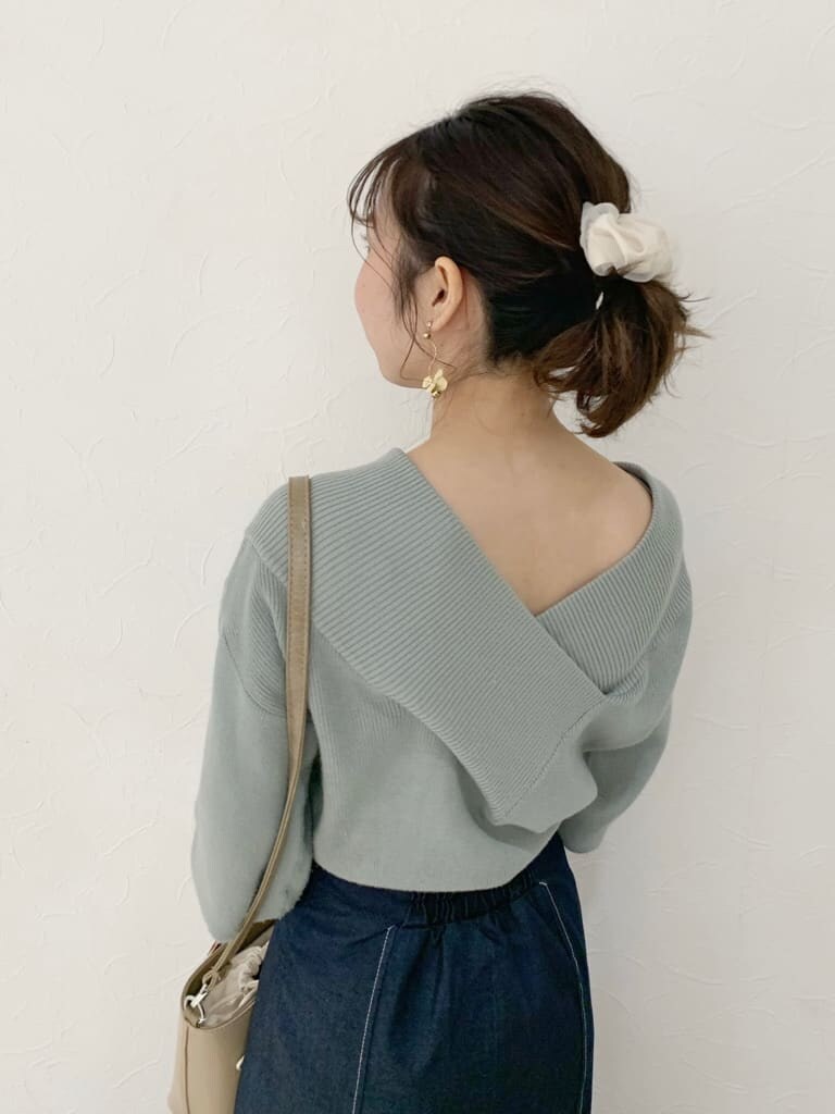 ブラック系のブーツ、ベージュ系のハンドバッグ、グリーン系のニット/セーターを着用したレディースの冬コーディネートの8枚目の写真