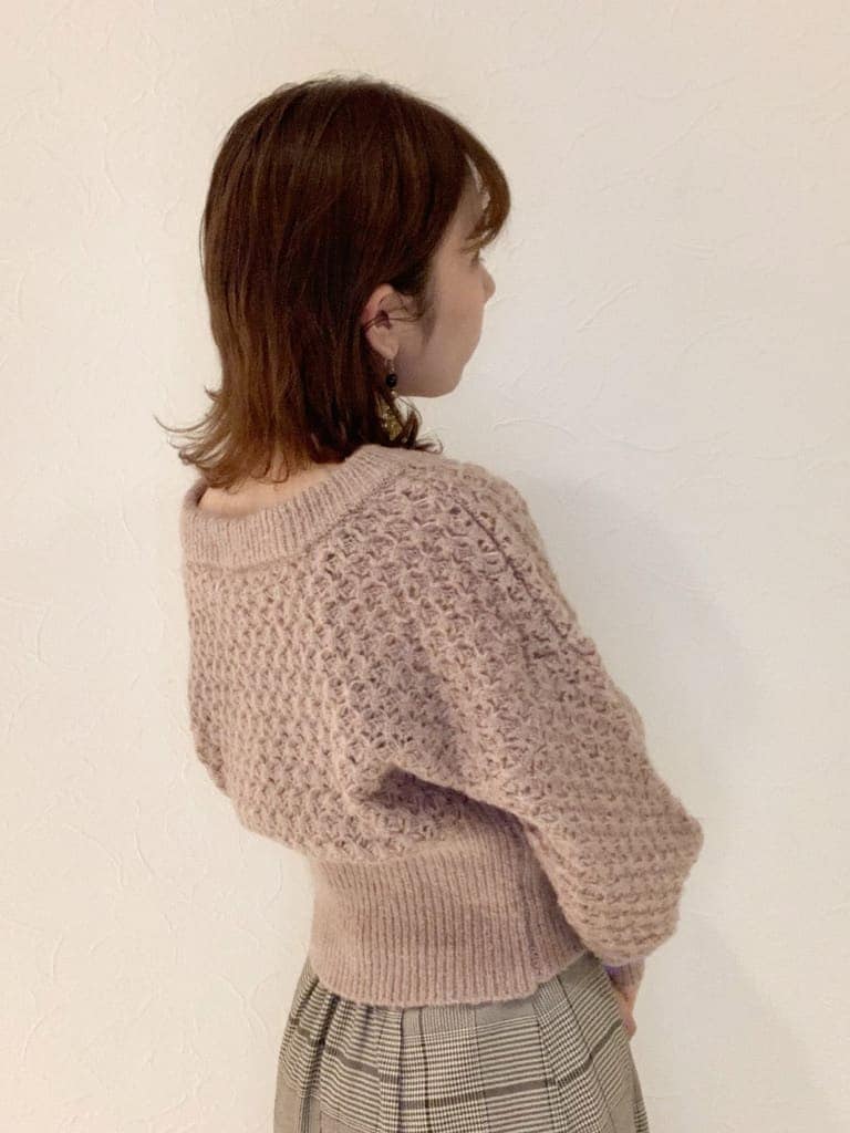 ブラウン系のスカート、ベージュ系のブーツ、ベージュ系のニット/セーターを着用したレディースの秋コーディネートの2枚目の写真