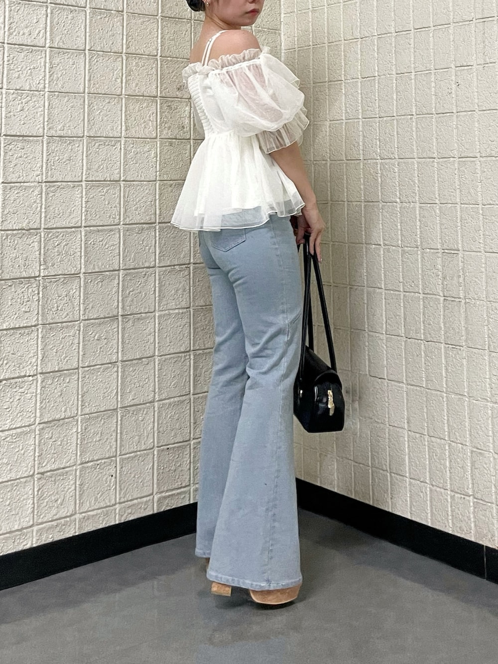 ホワイト系のシャツ/ブラウス、ブルー系のデニムパンツ、ブラウン系のサンダルを着用したレディースの春コーディネートの6枚目の写真