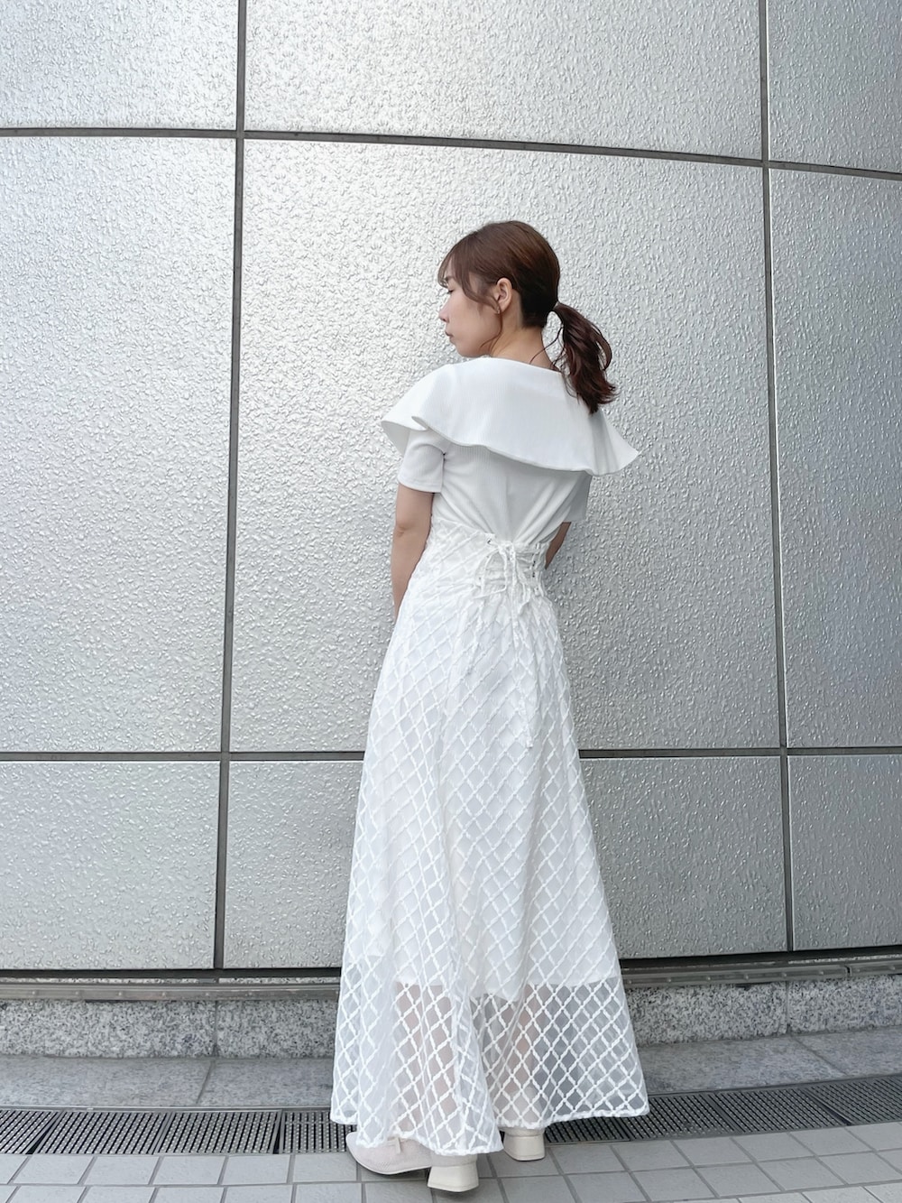 ホワイト系のパンプス、ホワイト系のワンピース、グレー系のテーラードジャケットを着用したレディースの春コーディネートの3枚目の写真