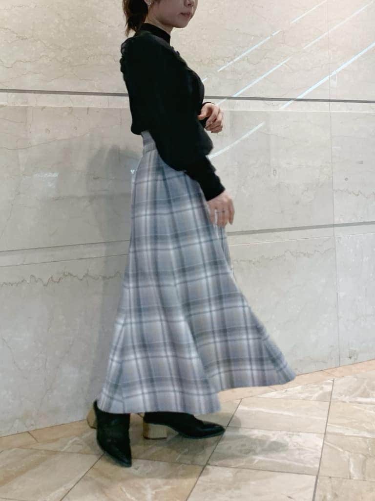 ブラック系のテーラードジャケット、ブラック系のローファー、その他のスカートを着用したレディースの冬コーディネートの4枚目の写真