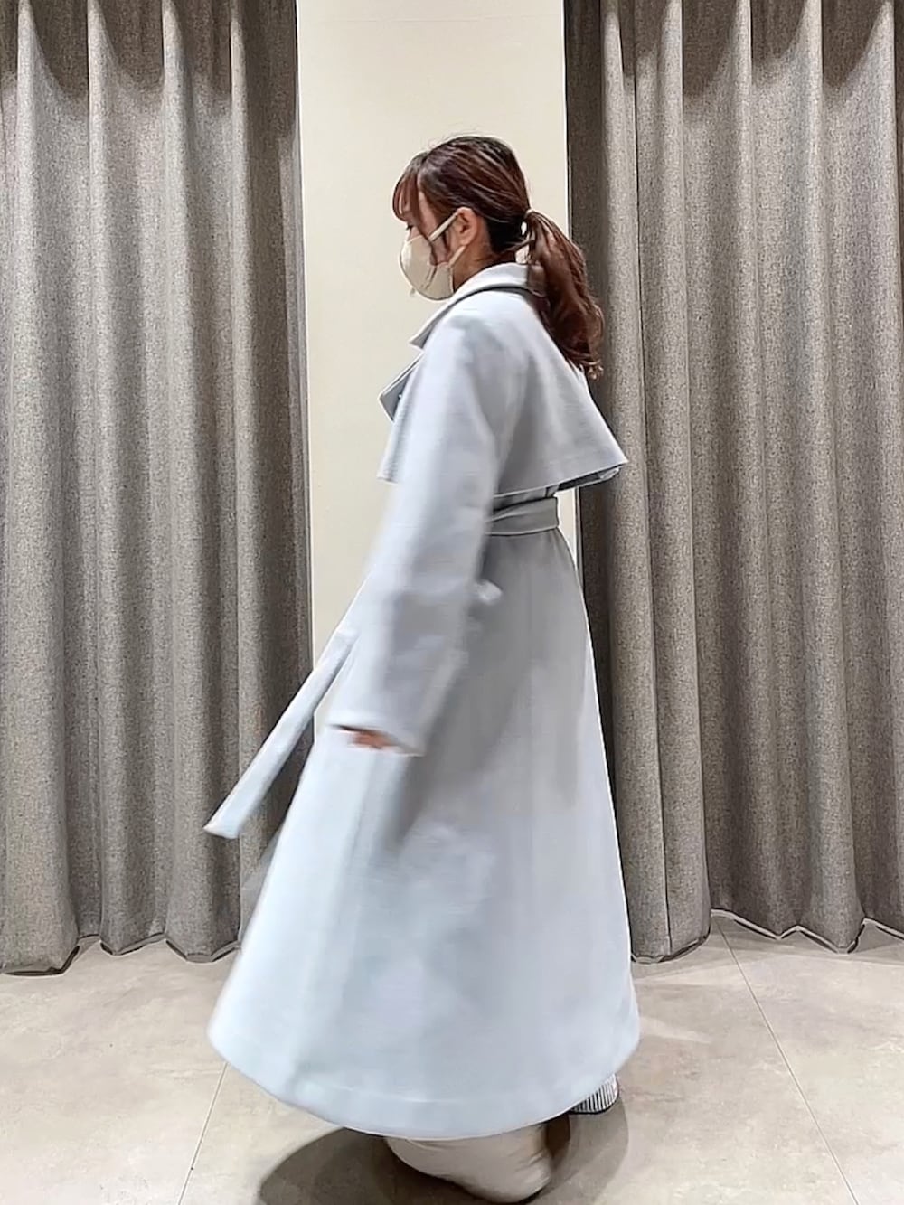 ブルー系のその他アウター、ブラック系のニット/セーターを着用したレディースの秋コーディネートの3枚目の写真