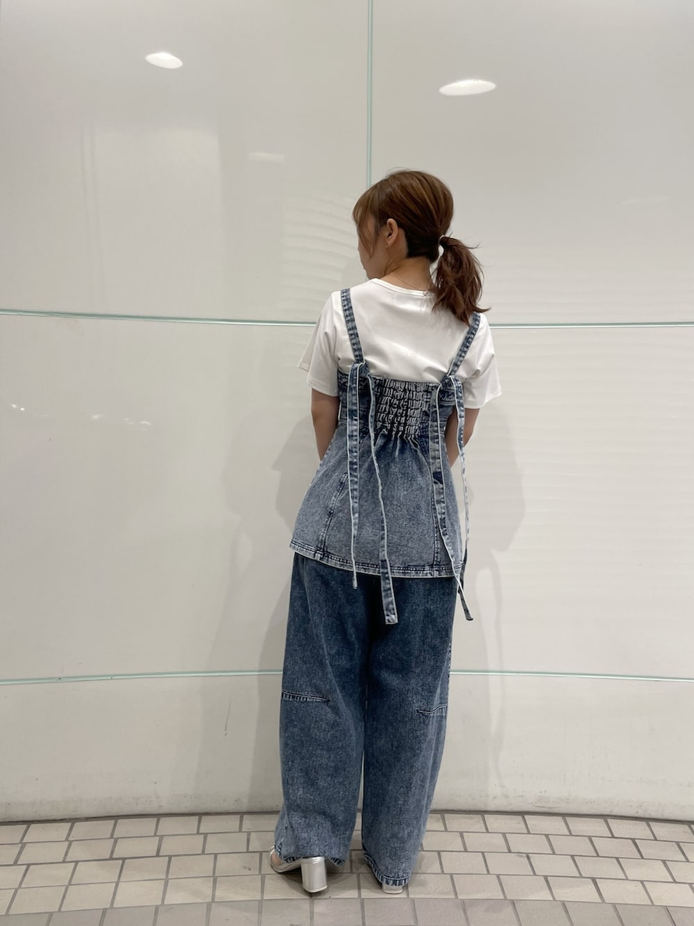 ホワイト系のTシャツ/カットソー、その他のシャツ/ブラウス、その他のデニムパンツを着用したレディースの春コーディネートの2枚目の写真