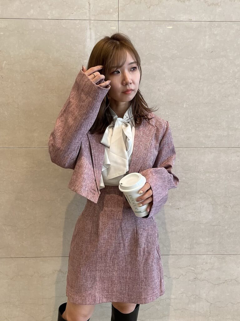 ホワイト系のシャツ/ブラウス、レッド系のその他アウター、レッド系のスカートを着用したレディースの夏コーディネートの8枚目の写真