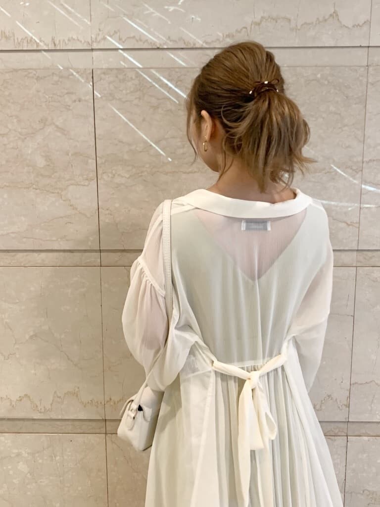 グリーン系のワンピース、ブラウン系のサンダル、ホワイト系のシャツ/ブラウスを着用したレディースの春コーディネートの10枚目の写真