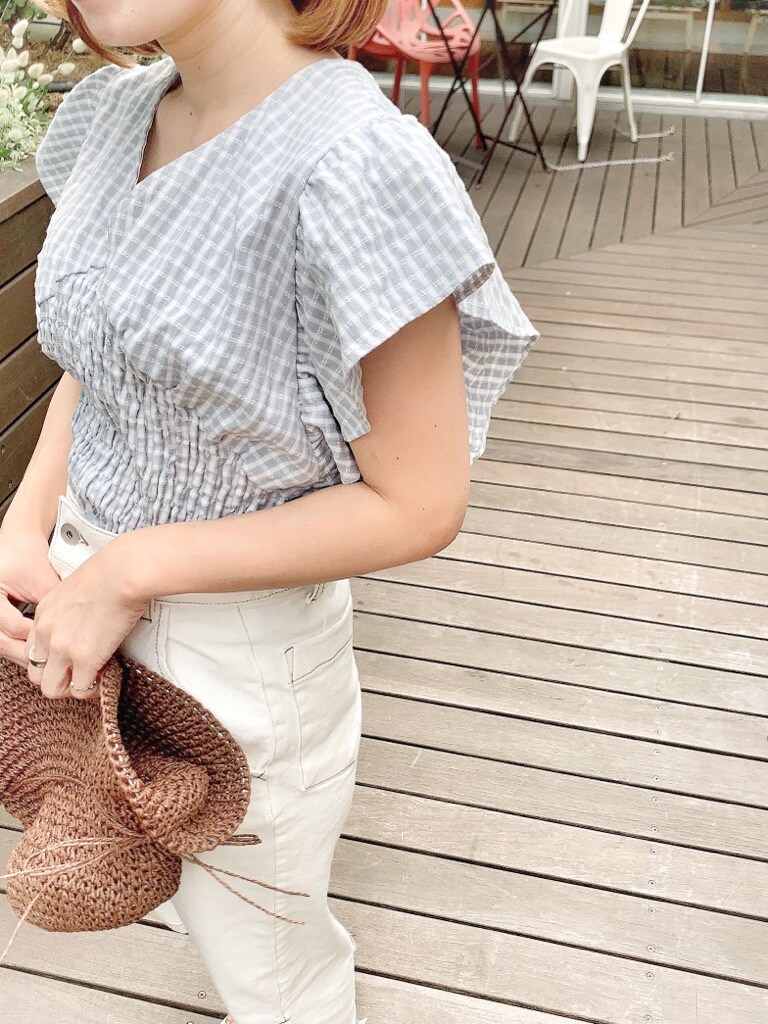 ブルー系のシャツ/ブラウス、ホワイト系のスカート、その他のサンダルを着用したレディースの春コーディネートの6枚目の写真