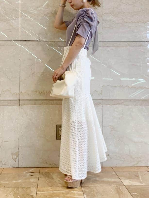 その他のサンダル、ホワイト系のスカート、ホワイト系のハンドバッグを着用したレディースの春コーディネートの3枚目の写真