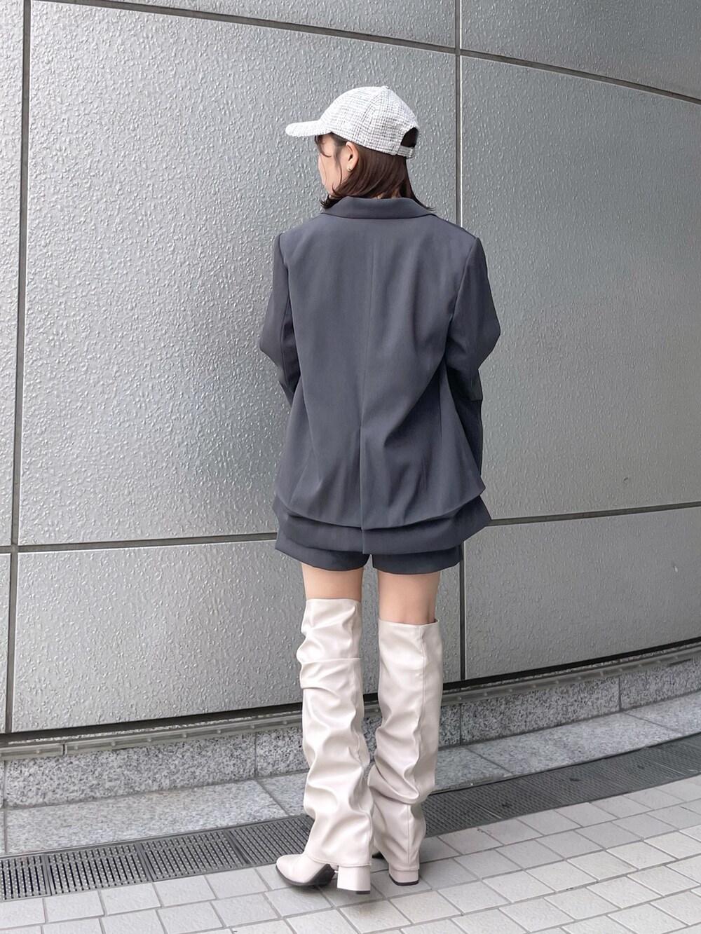 ホワイト系のTシャツ/カットソー、グレー系のテーラードジャケット、グレー系のその他パンツを着用したレディースの秋コーディネートの4枚目の写真