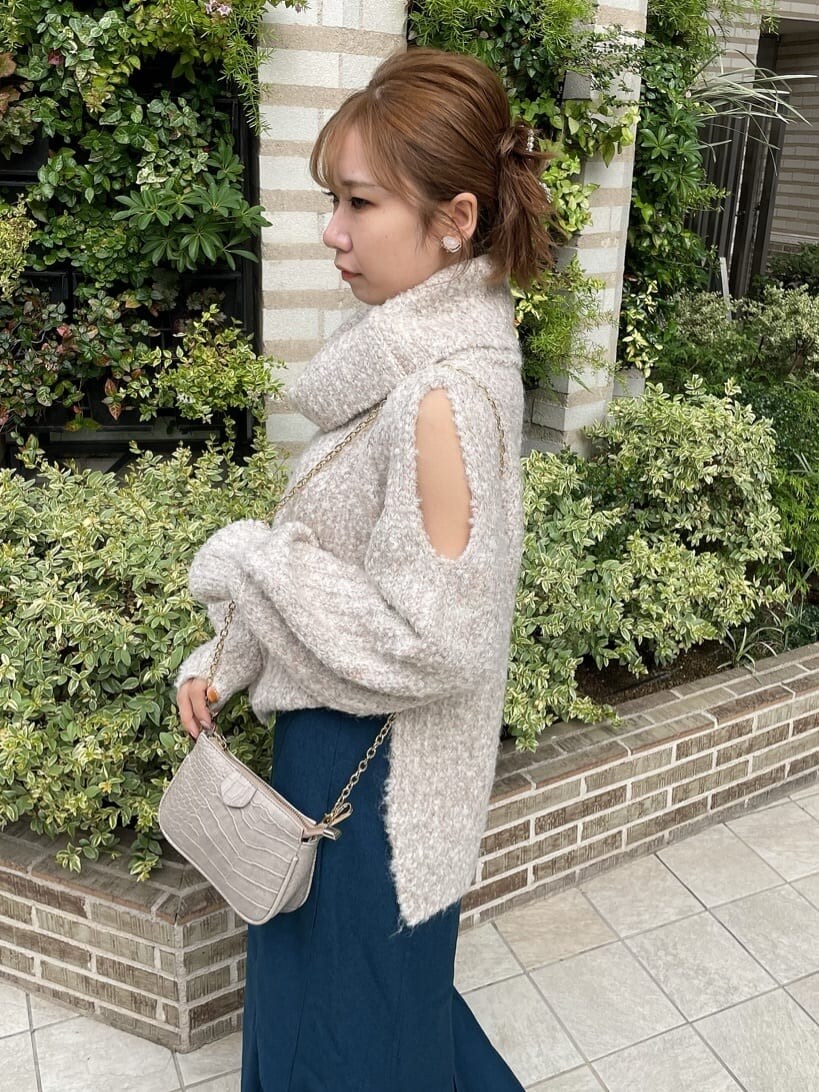 ブラック系のブーツ、ホワイト系のニット/セーター、ブルー系のスカートを着用したレディースの秋コーディネートの6枚目の写真