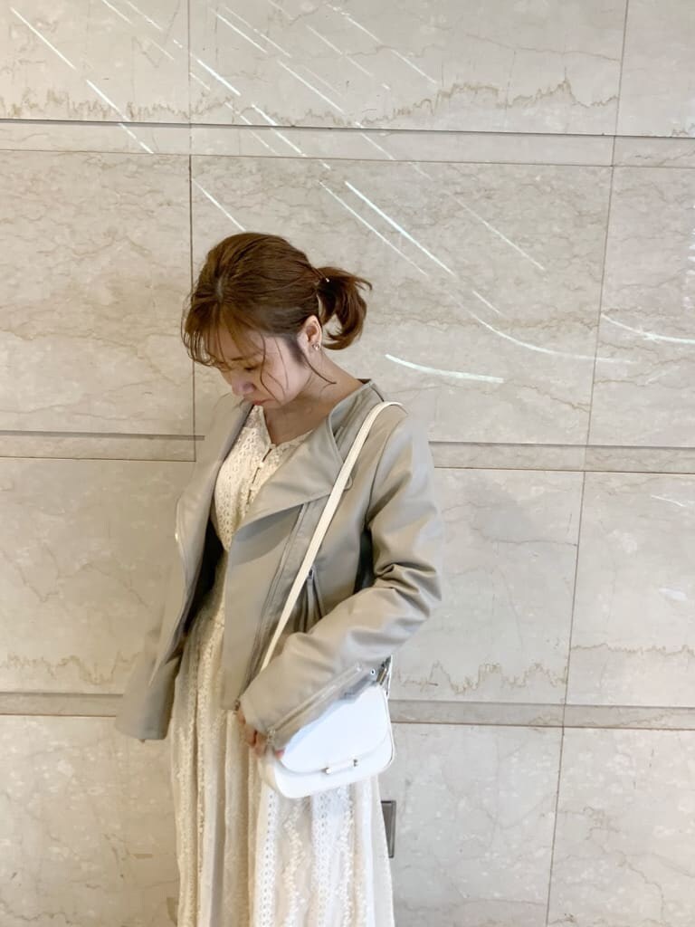 ベージュ系のテーラードジャケット、ホワイト系のワンピース、ホワイト系のパンプスを着用したレディースの冬コーディネートの7枚目の写真