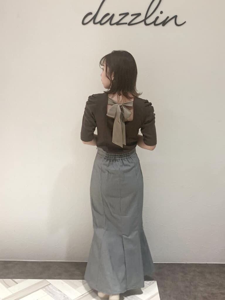 ホワイト系のパンプス、ブラック系のライダースジャケット、ブラック系のスカートを着用したレディースの秋コーディネートの3枚目の写真