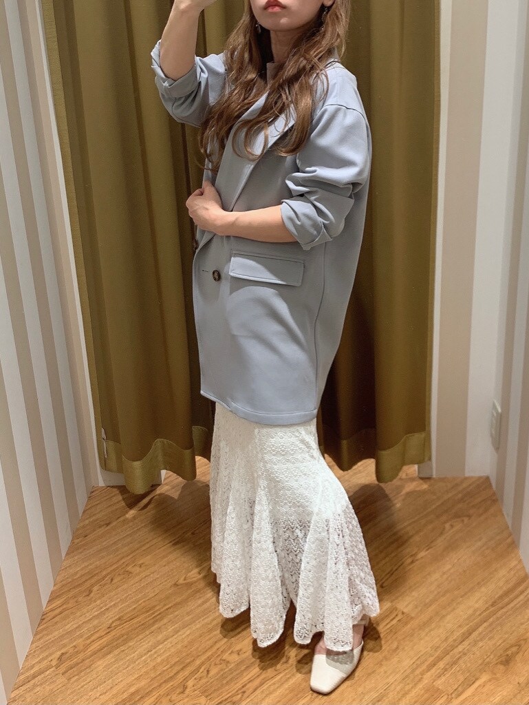 ホワイト系のスカート、ブルー系のテーラードジャケットを着用したレディースの春コーディネートの3枚目の写真