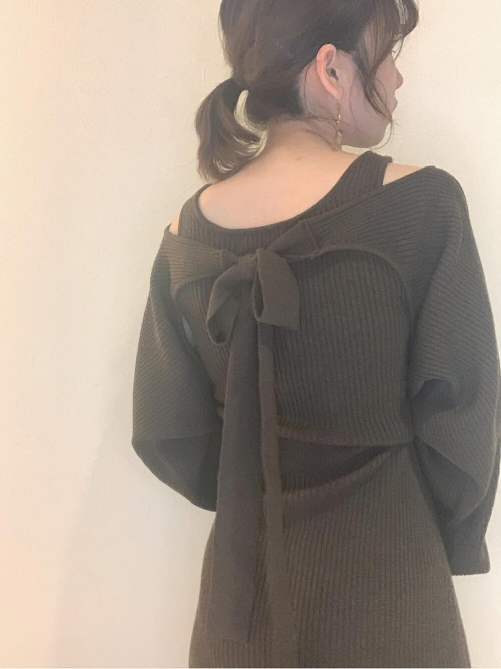 「フェミニンコーデ、低身長、ダズリン、ニットワンピース、リボン、大人フェミニン、大人コーデ、ガーリーコーデ、ワンピース、低身長コーデ、秋コーデ、モテコーデ、レイヤード、dazzlin、マーメイド」｜「dazzlinの2WAYマーメイドコート（その他アウター、ホワイト系）」を使った、tomomiさん（レディース・145cm）の秋コーディネートの10枚目の写真