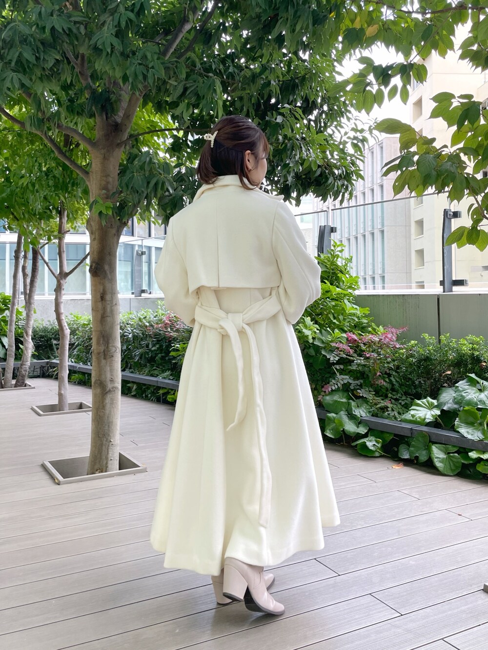 ベージュ系のブーツ、ピンク系のニット/セーター、ホワイト系のその他アウターを着用したレディースの秋コーディネートの3枚目の写真