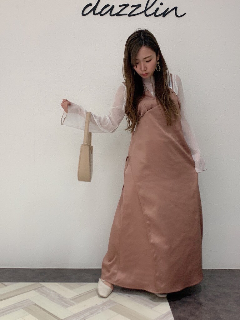 ブラウン系のワンピース、ホワイト系のTシャツ/カットソー、ホワイト系のハンドバッグを着用したレディースの春コーディネートの2枚目の写真