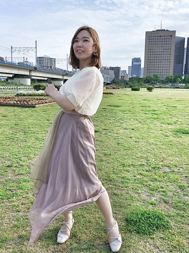 ブラウン系のスカート、ホワイト系のパンプス、ホワイト系のニット/セーターを着用したレディースの春コーディネートの3枚目の写真