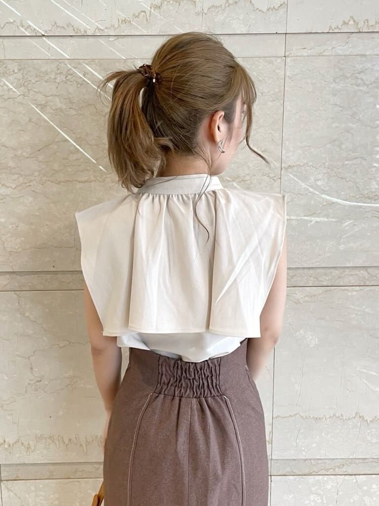 ベージュ系のシャツ/ブラウス、ブラウン系のスカート、ブラウン系のサンダルを着用したレディースの夏コーディネートの5枚目の写真