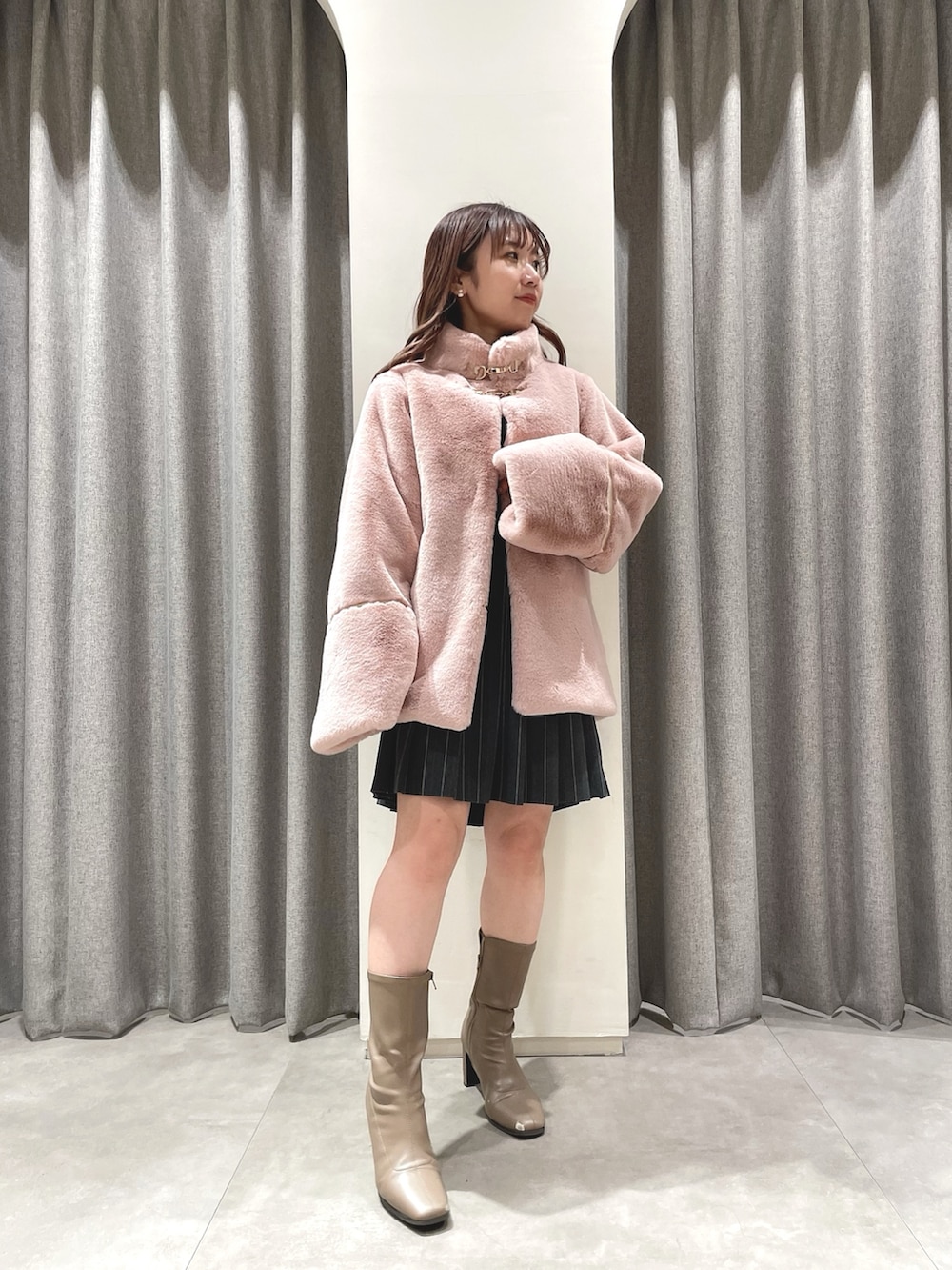 「ファーコート、ミドルコート、ピンク、プリーツスカート、ミニスカート、スカート、カジュアルコーデ、フェミニン、フレンチガーリー、冬コーデ、初詣、アウター」｜「dazzlinのミドルビットフェイクファーコート（その他アウター、ピンク系）」を使った、tomomiさん（レディース・145cm）の冬コーディネートの2枚目の写真