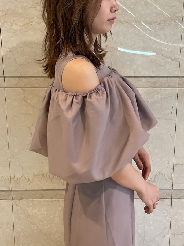 ベージュ系のキャミソール、ピンク系のワンピース、ホワイト系のパンプスを着用したレディースの夏コーディネートの6枚目の写真