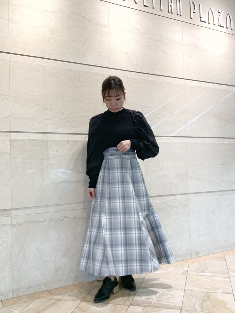 ブラック系のテーラードジャケット、ブラック系のローファー、その他のスカートを着用したレディースの冬コーディネートの3枚目の写真