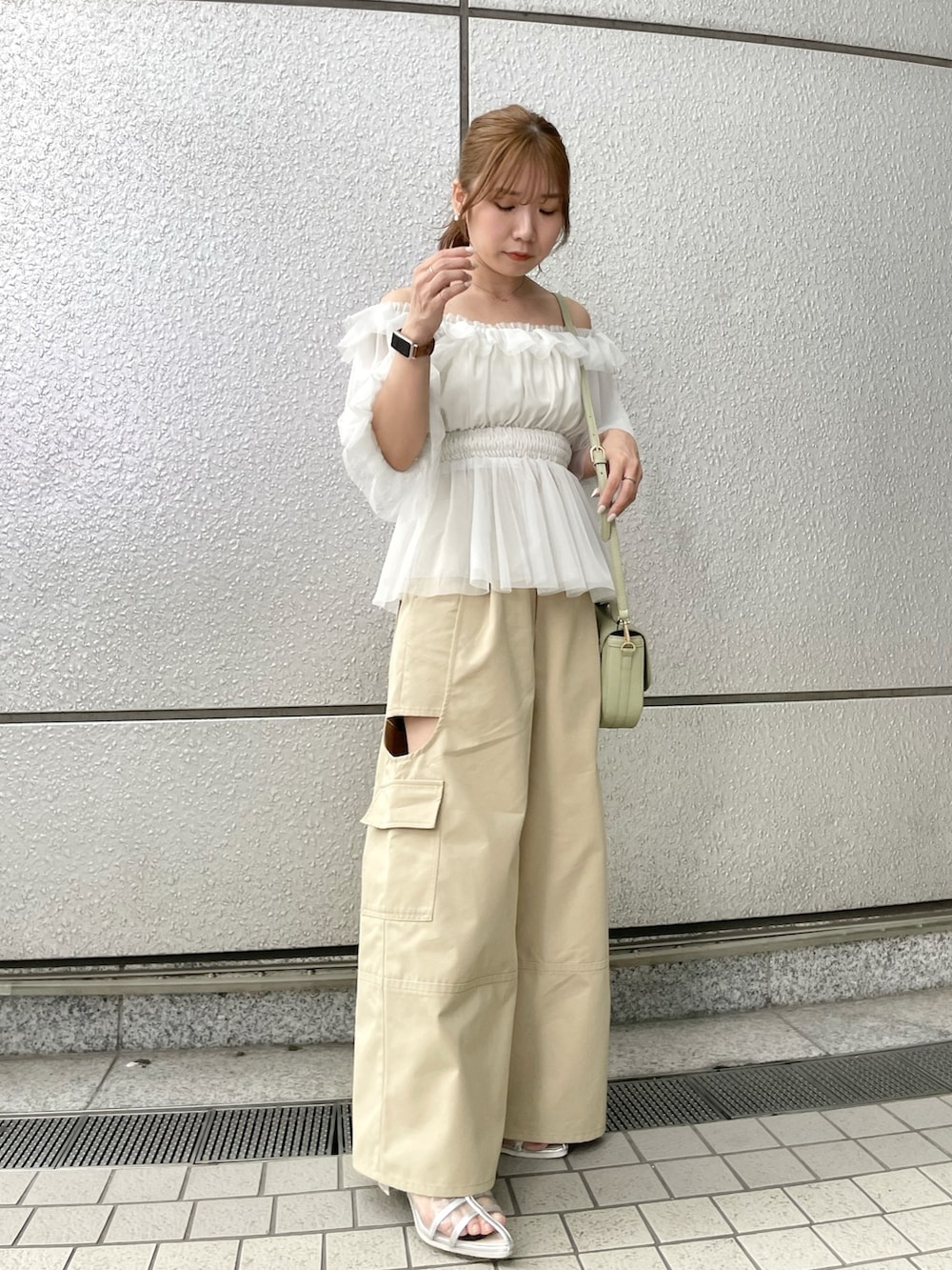 シルバー系のパンプス、ホワイト系のシャツ/ブラウス、ベージュ系のカーゴパンツを着用したレディースの春コーディネートの5枚目の写真