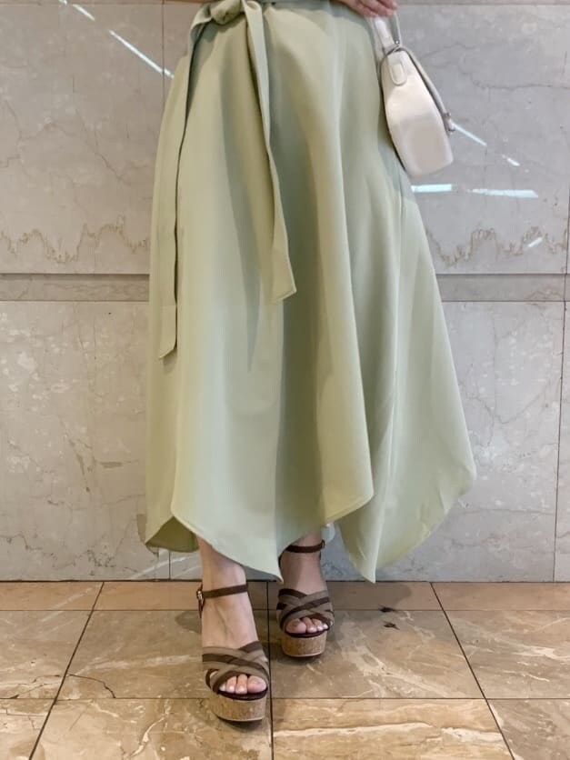 グリーン系のワンピース、ブラウン系のサンダル、ホワイト系のショルダーバッグを着用したレディースの春コーディネートの8枚目の写真