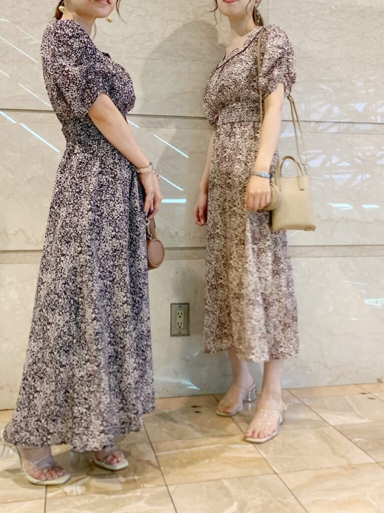 ブラウン系のハンドバッグ、その他のサンダル、ブラウン系のワンピースを着用したレディースの夏コーディネートの3枚目の写真