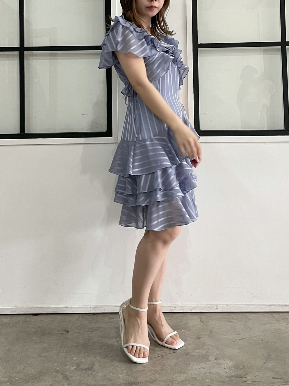 ブルー系のワンピース、ホワイト系のサンダルを着用したレディースの夏コーディネートの2枚目の写真