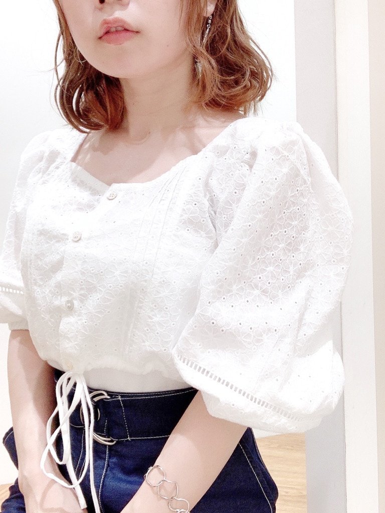 ホワイト系のシャツ/ブラウス、ブルー系のスカート、その他のサンダルを着用したレディースの春コーディネートの3枚目の写真