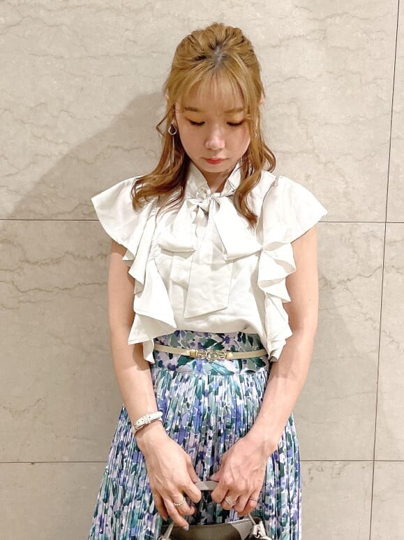 ベージュ系のサンダル、ブルー系のスカート、ホワイト系のシャツ/ブラウスを着用したレディースの夏コーディネートの5枚目の写真