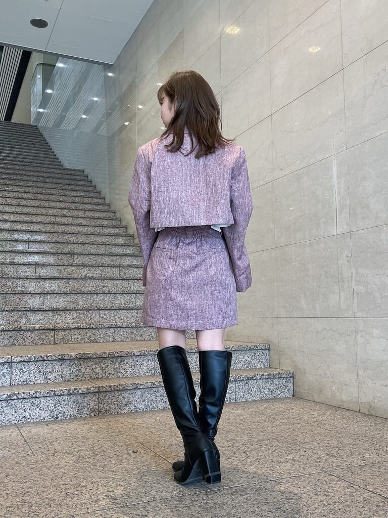 ホワイト系のシャツ/ブラウス、レッド系のその他アウター、レッド系のスカートを着用したレディースの夏コーディネートの3枚目の写真