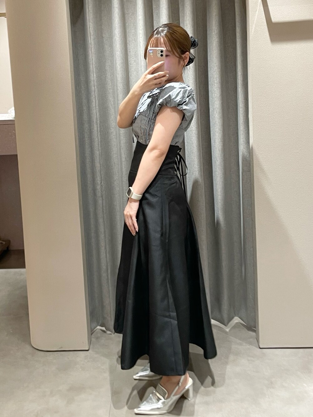その他のシャツ/ブラウス、ブラック系のスカート、シルバー系のローファーを着用したレディースの春コーディネートの6枚目の写真