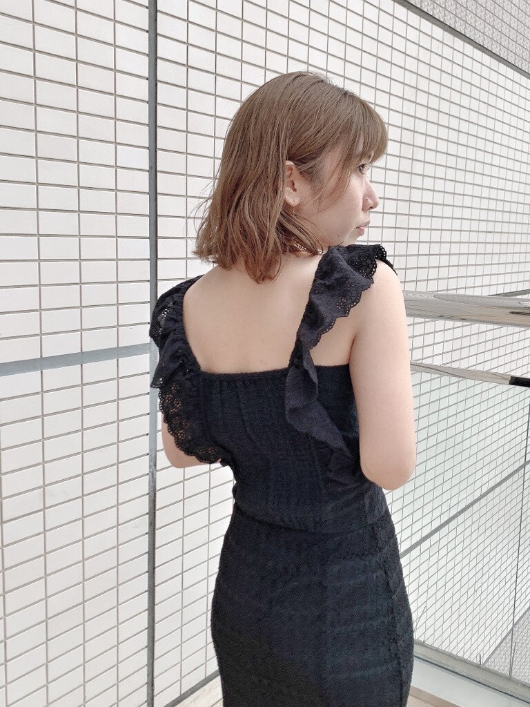 ブラック系のシャツ/ブラウス、ブラック系のサンダル、ブラック系のスカートを着用したレディースの春コーディネートの7枚目の写真