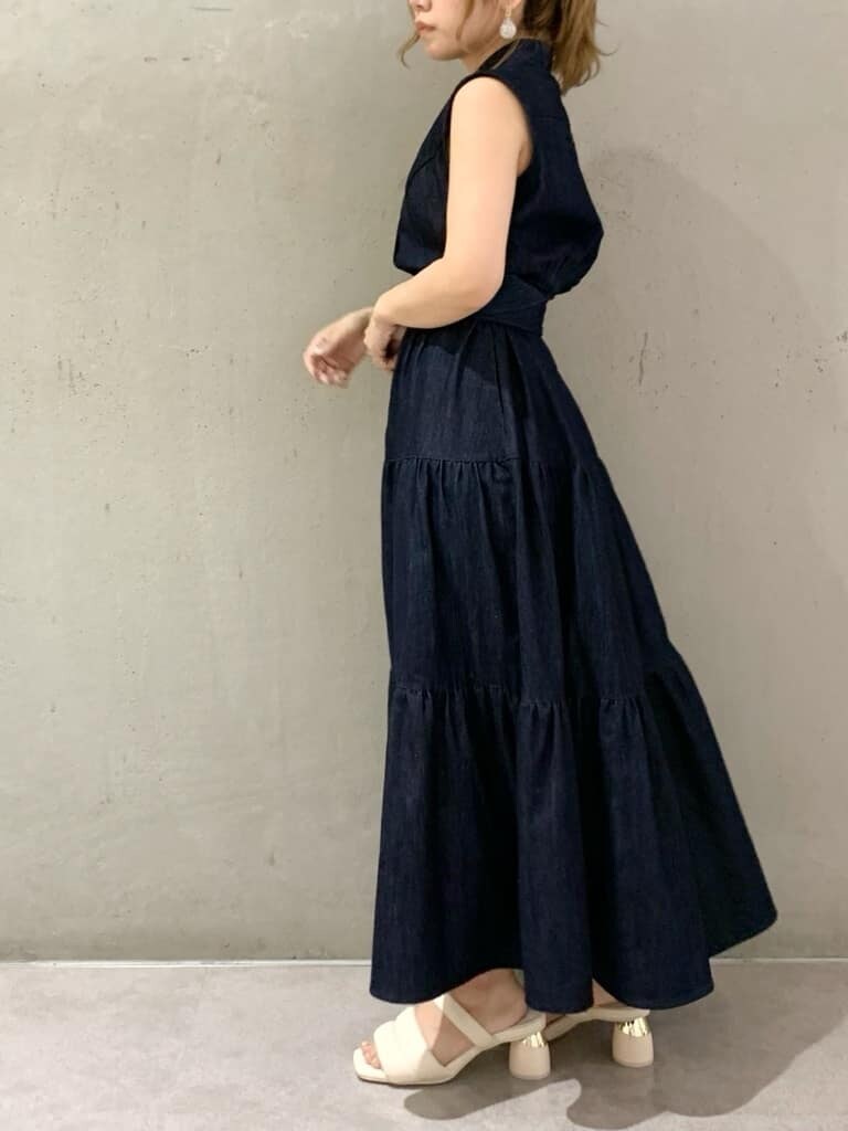 ベージュ系のサンダル、ブルー系のワンピース、ホワイト系のサンダルを着用したレディースの春コーディネートの2枚目の写真