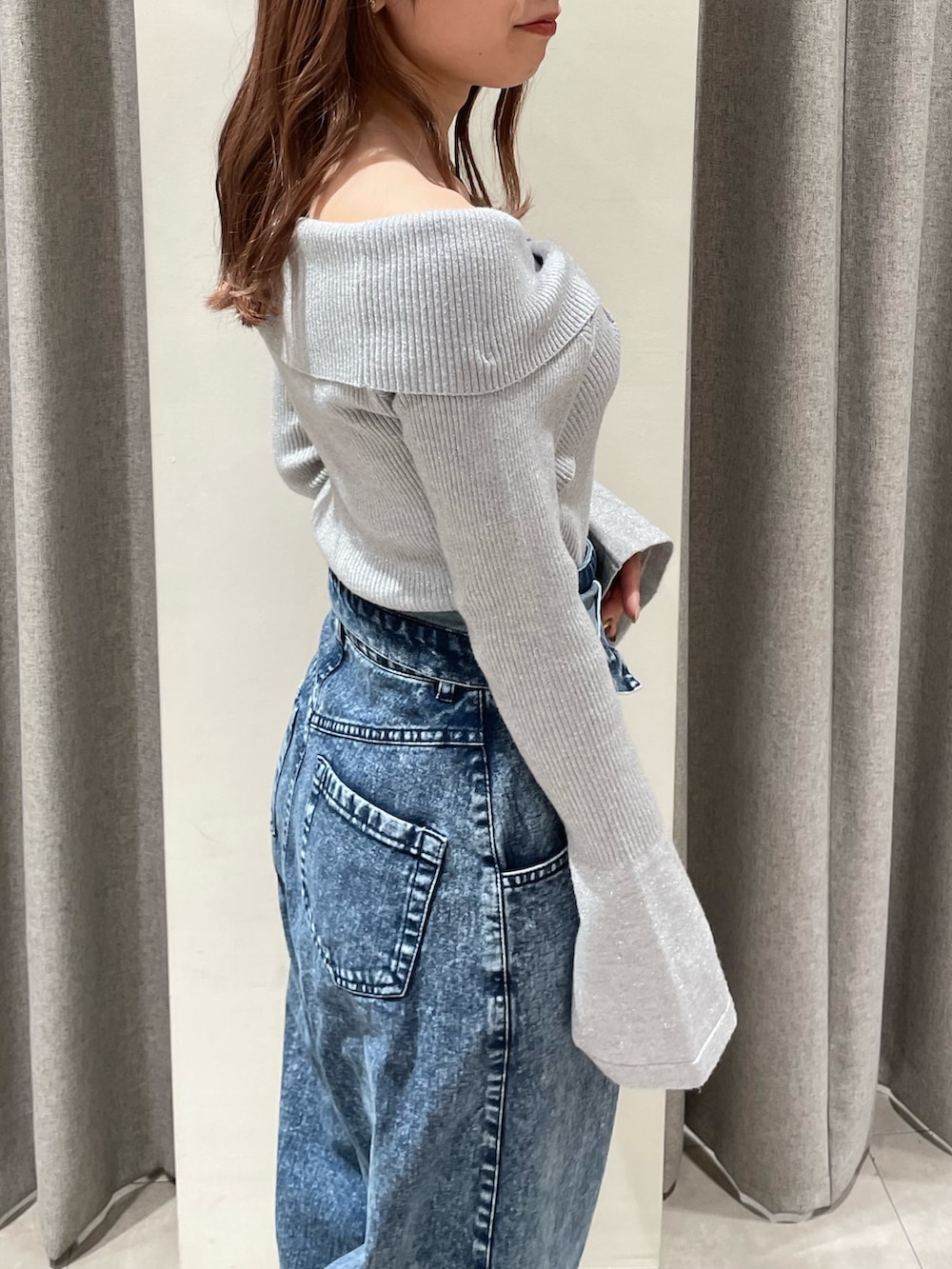 その他のデニムパンツ、シルバー系のニット/セーター、ベージュ系のブーツを着用したレディースの冬コーディネートの6枚目の写真