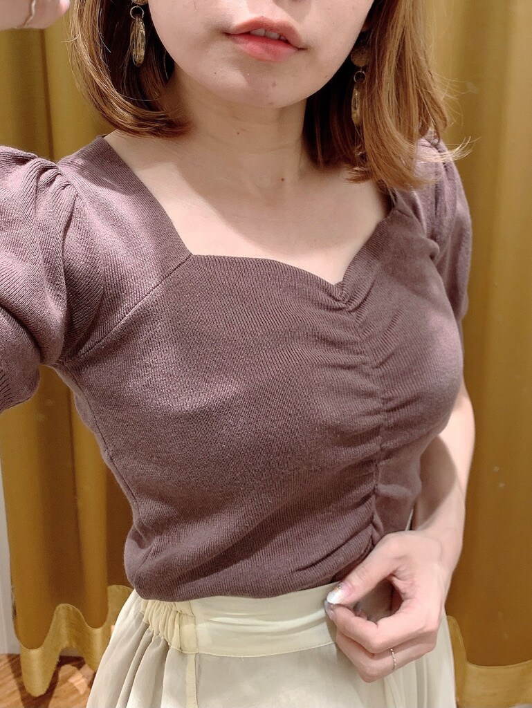 ホワイト系のスカート、ホワイト系のサンダル、ブラウン系のニット/セーターを着用したレディースの春コーディネートの2枚目の写真