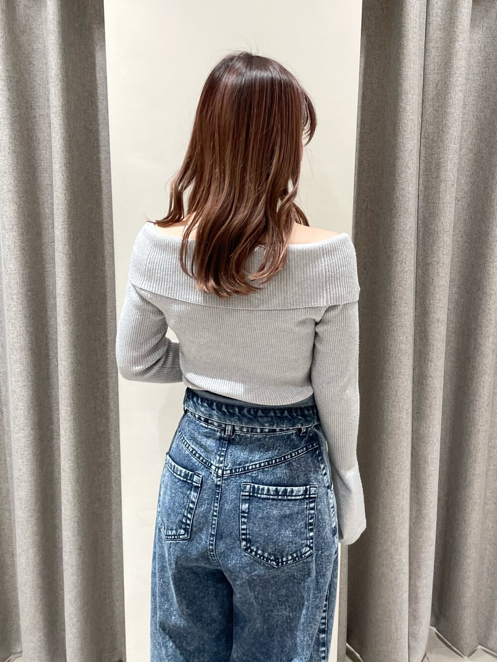 その他のデニムパンツ、シルバー系のニット/セーター、ベージュ系のブーツを着用したレディースの冬コーディネートの7枚目の写真