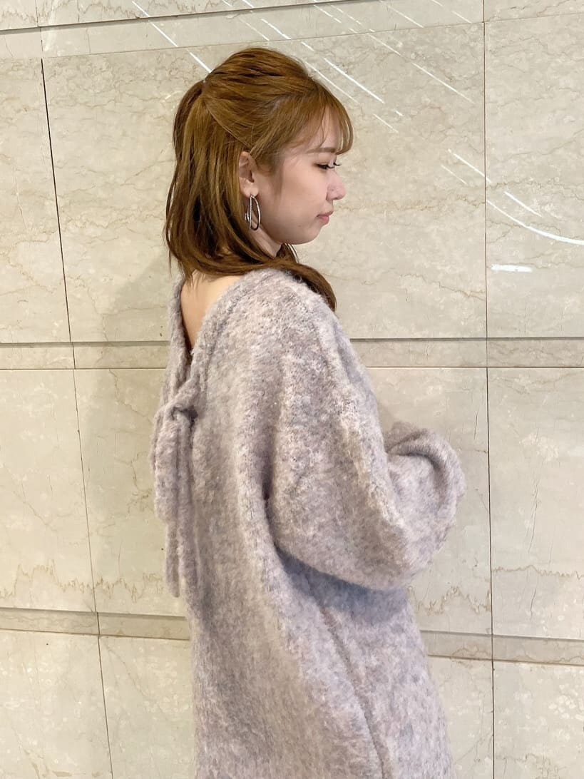 ホワイト系のキャミソール、ピンク系のニット/セーター、ブラウン系のブーツを着用したレディースの秋コーディネートの4枚目の写真