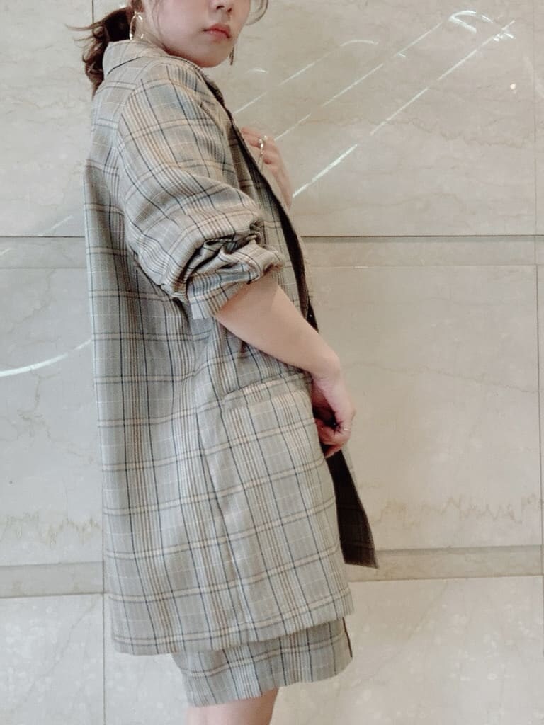 その他のテーラードジャケット、その他のその他パンツ、ホワイト系のニット/セーターを着用したレディースの冬コーディネートの8枚目の写真