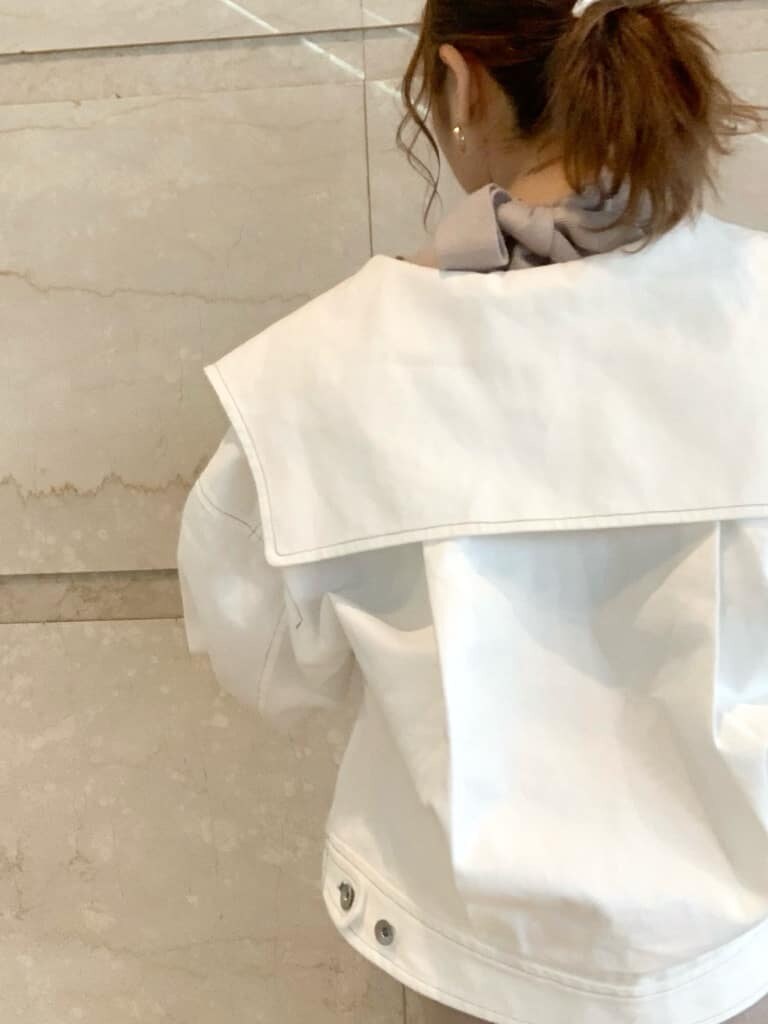 ホワイト系のライダースジャケット、ピンク系のワンピース、ホワイト系のパンプスを着用したレディースの春コーディネートの10枚目の写真